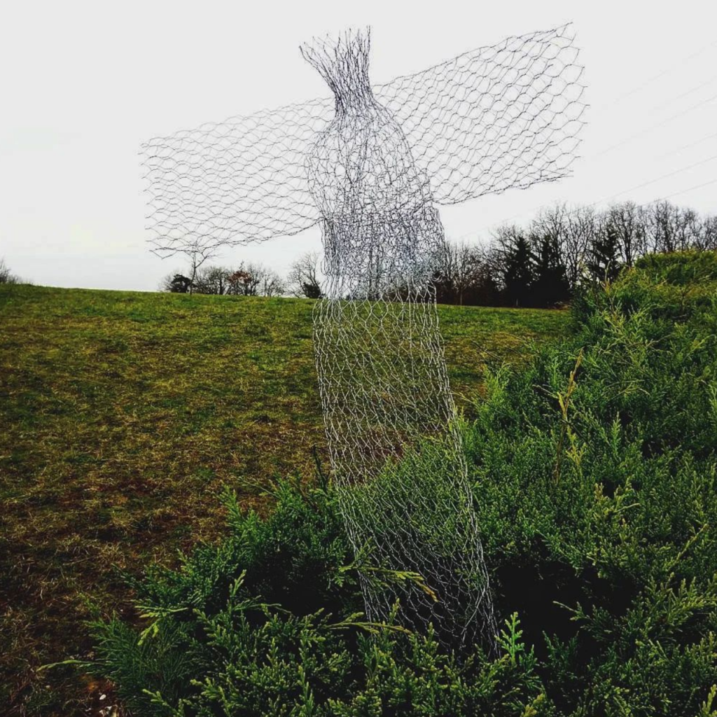 sculpture en grillage dans une position "bras ouverts" pas de tête