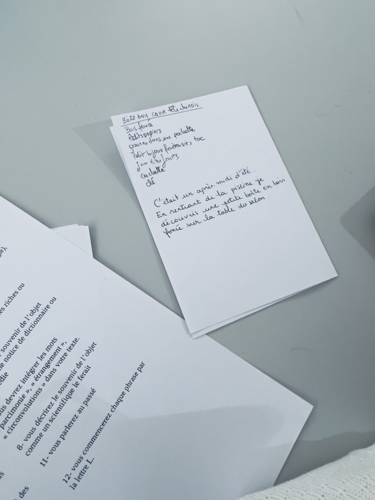 Photographie d’un texte écrit sur un petit papier blanc​
